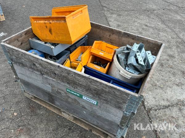 Blandet palle beslag og bolte.