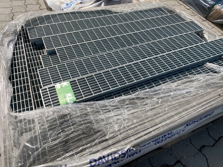 Klaravik auktioner - Galvaniserede riste/trin.