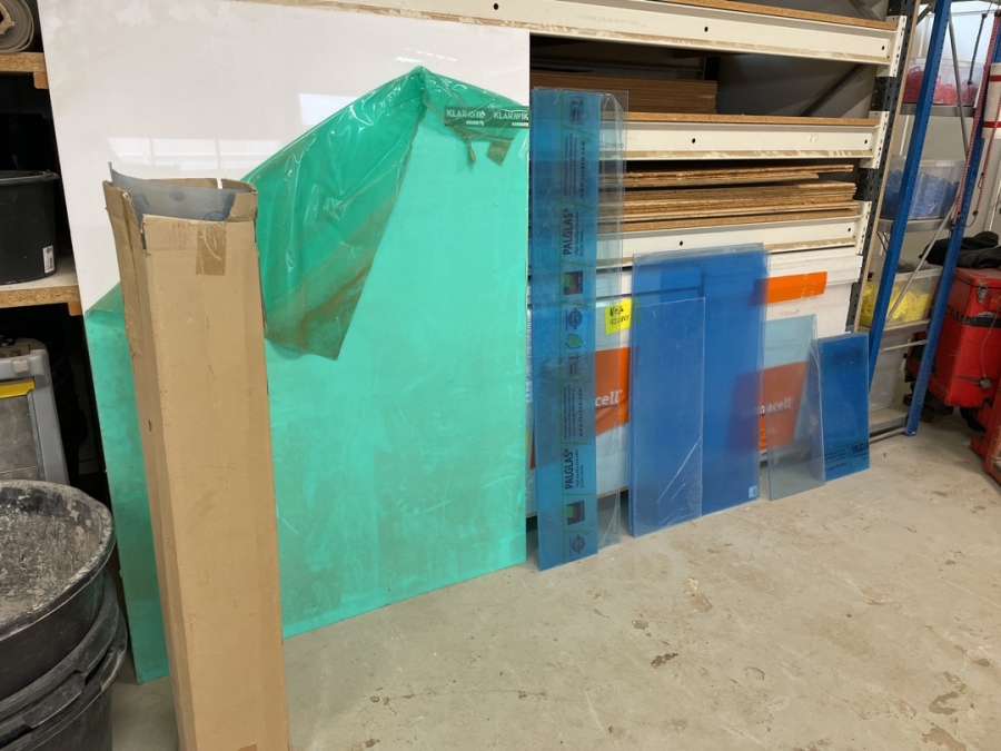 Klaravik auktioner Lot med Div plexiglas