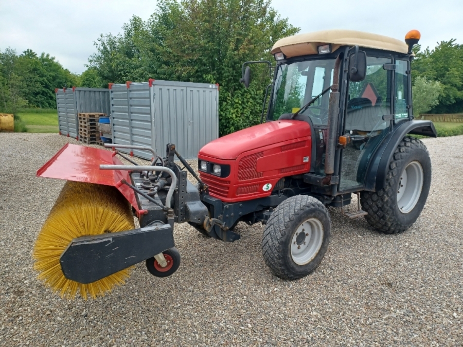 Traktor med v-plov, kost og saltspreder