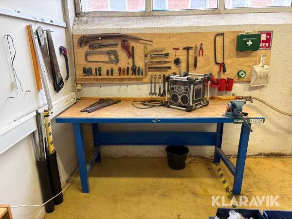 Værkstedsbord + værktøj + Bosch radio