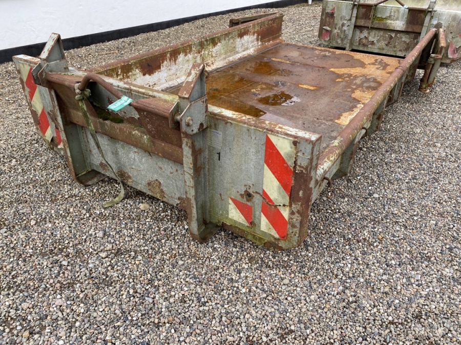 Affaldscontainer krog hejs