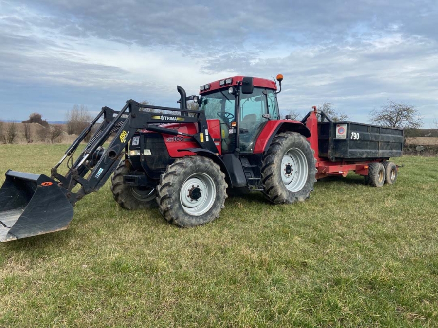 Traktor med kroghejsevogn