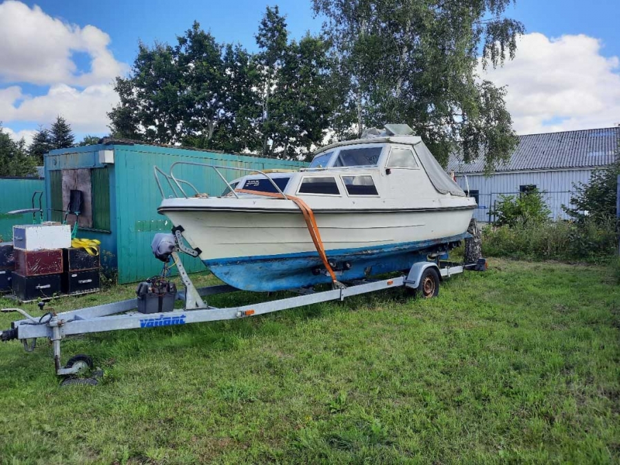 Motorbåd med trailer 1800 kgs
